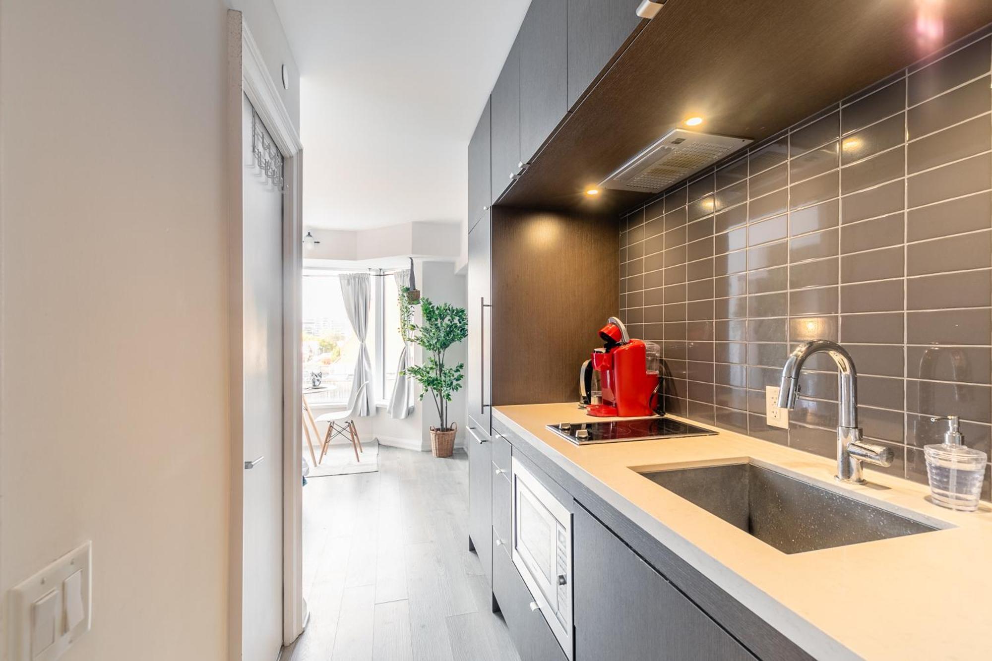Yorkville Plaza Express Apartment Toronto
