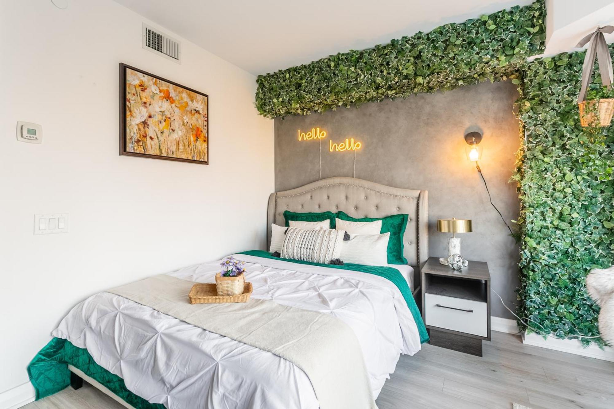 Yorkville Plaza Express Apartment *