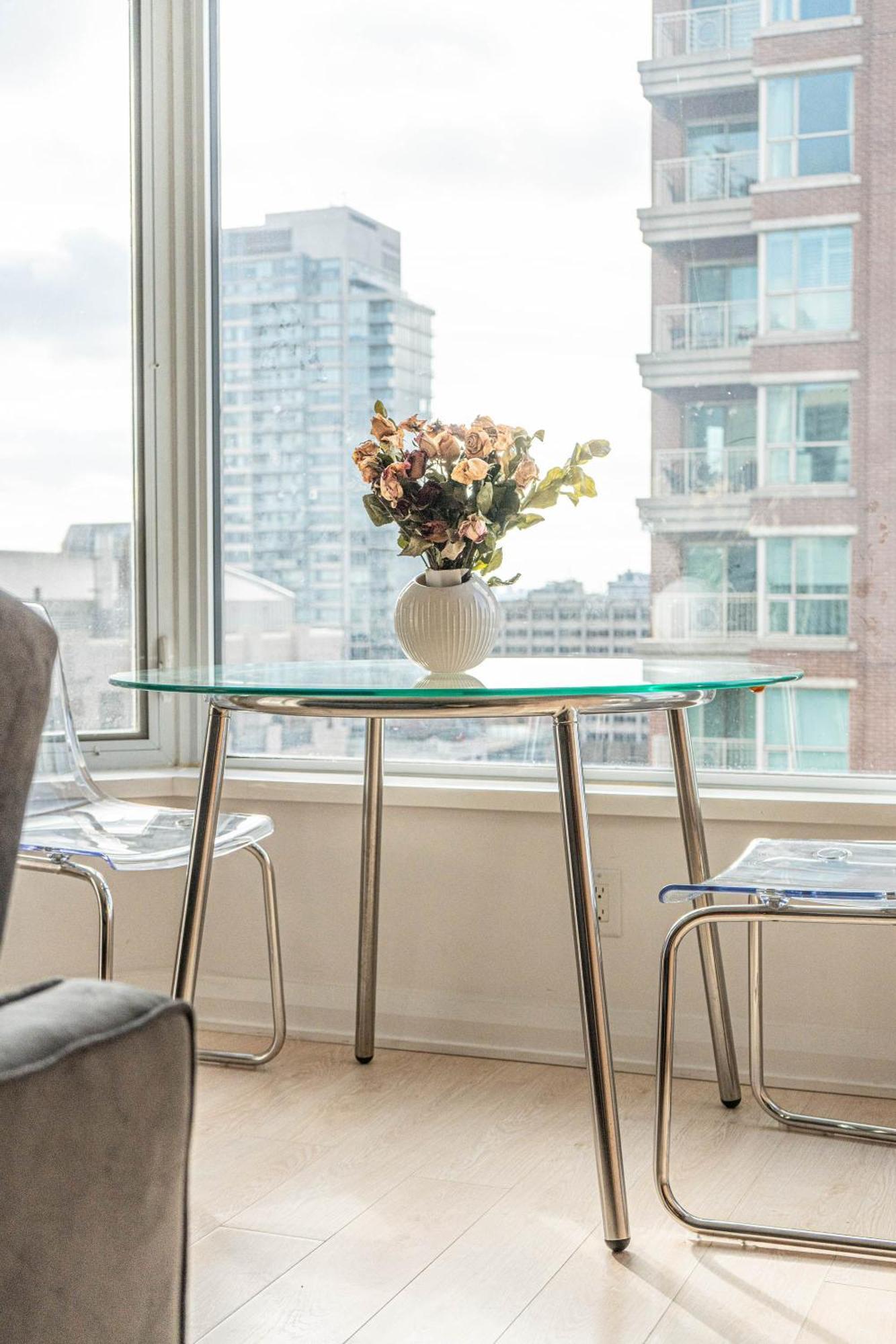 Yorkville Plaza Express Apartment *