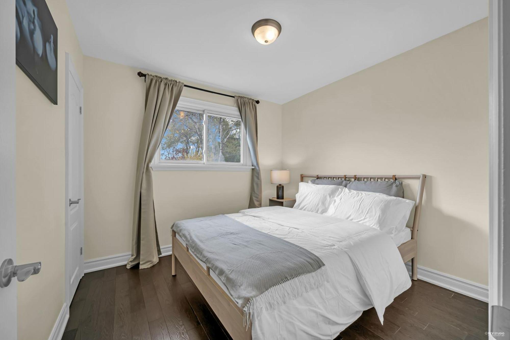 Luxury Renovated House In Prime Location With Parking Toronto