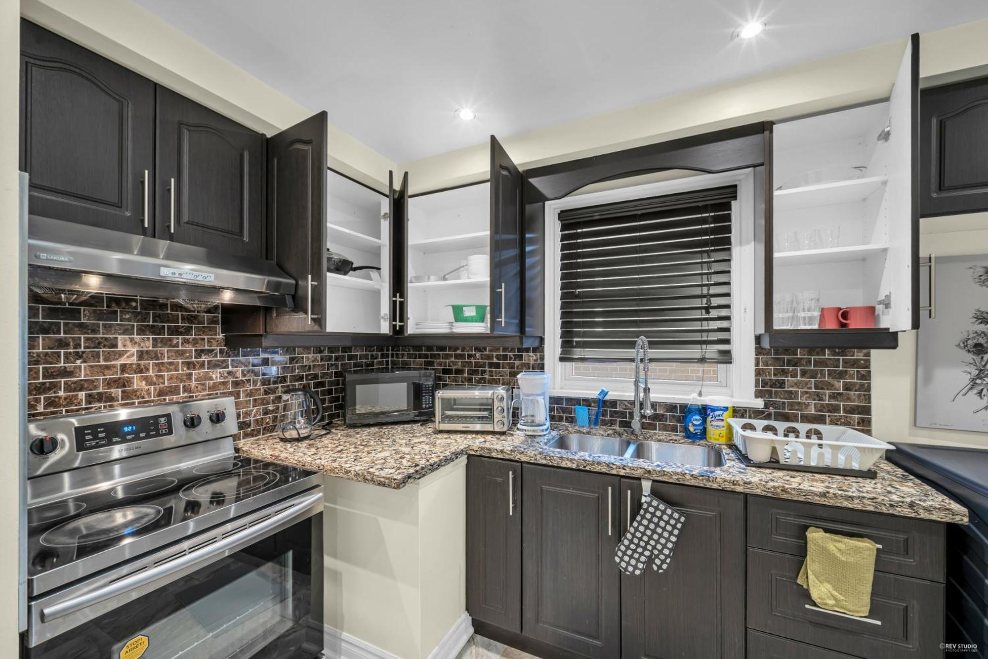 Apartment Luxury Renovated House In Prime Location With Parking Toronto