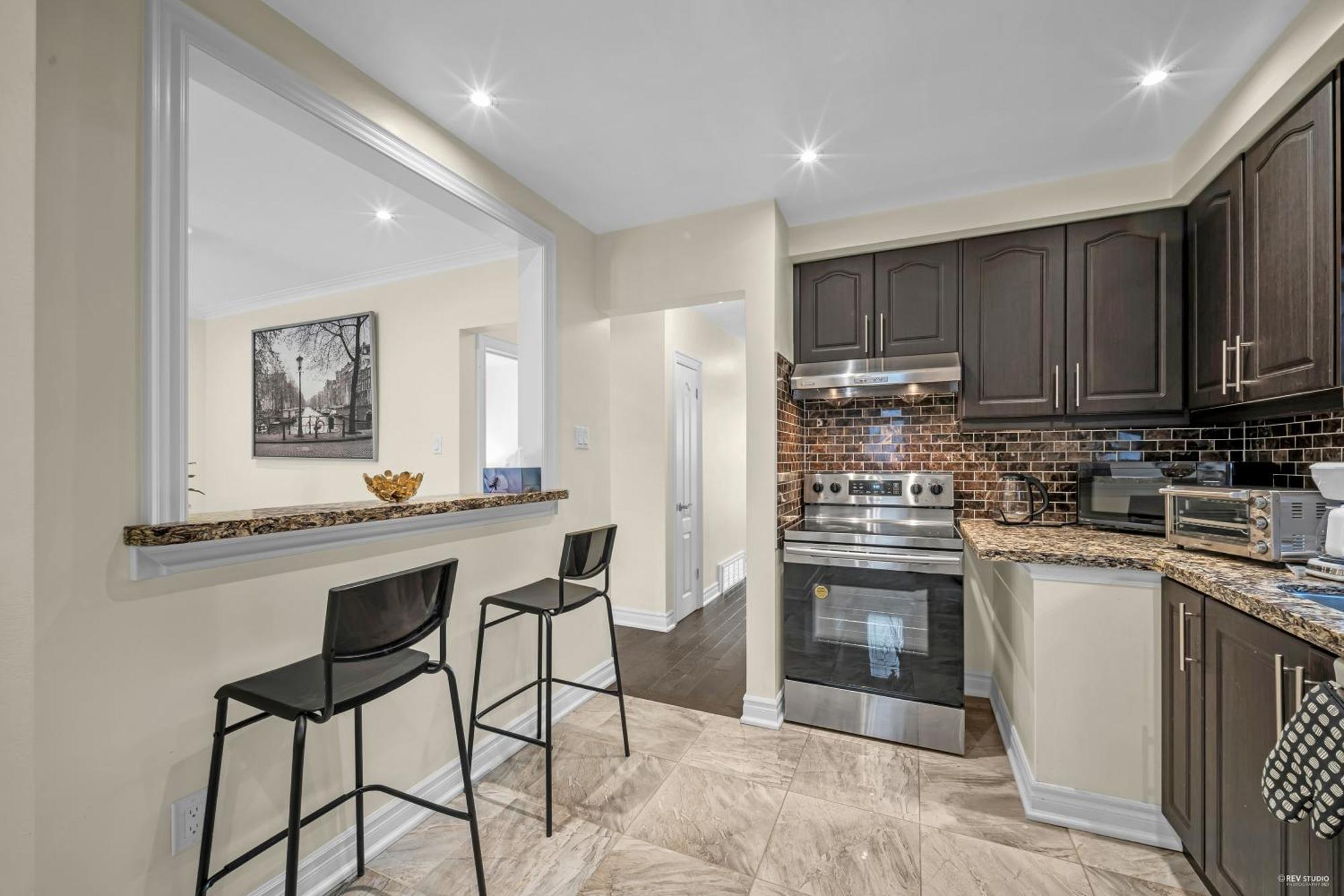 Apartment Luxury Renovated House In Prime Location With Parking Toronto
