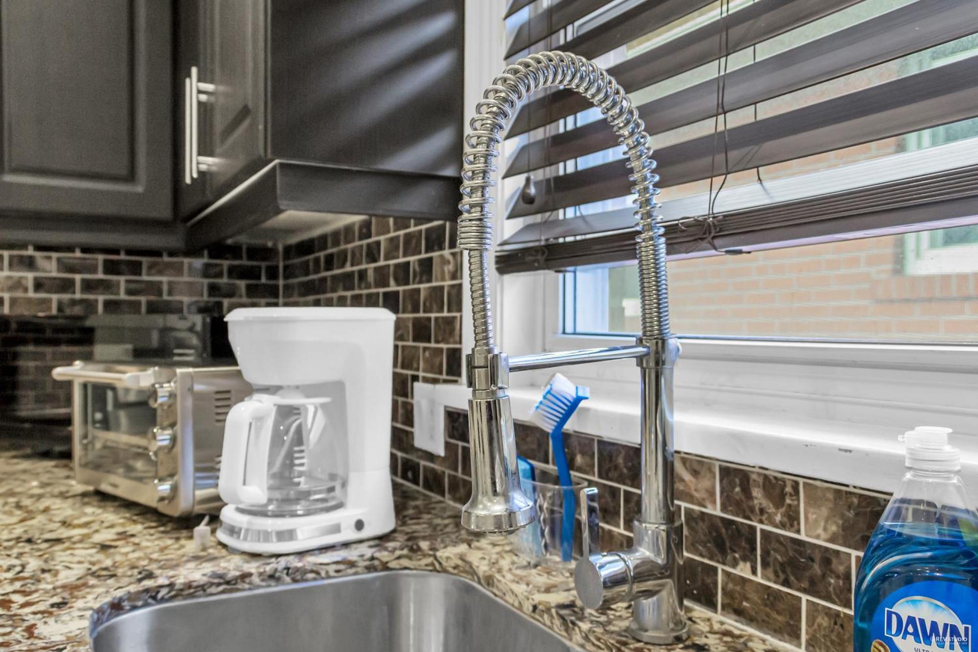 Luxury Renovated House In Prime Location With Parking Apartment *