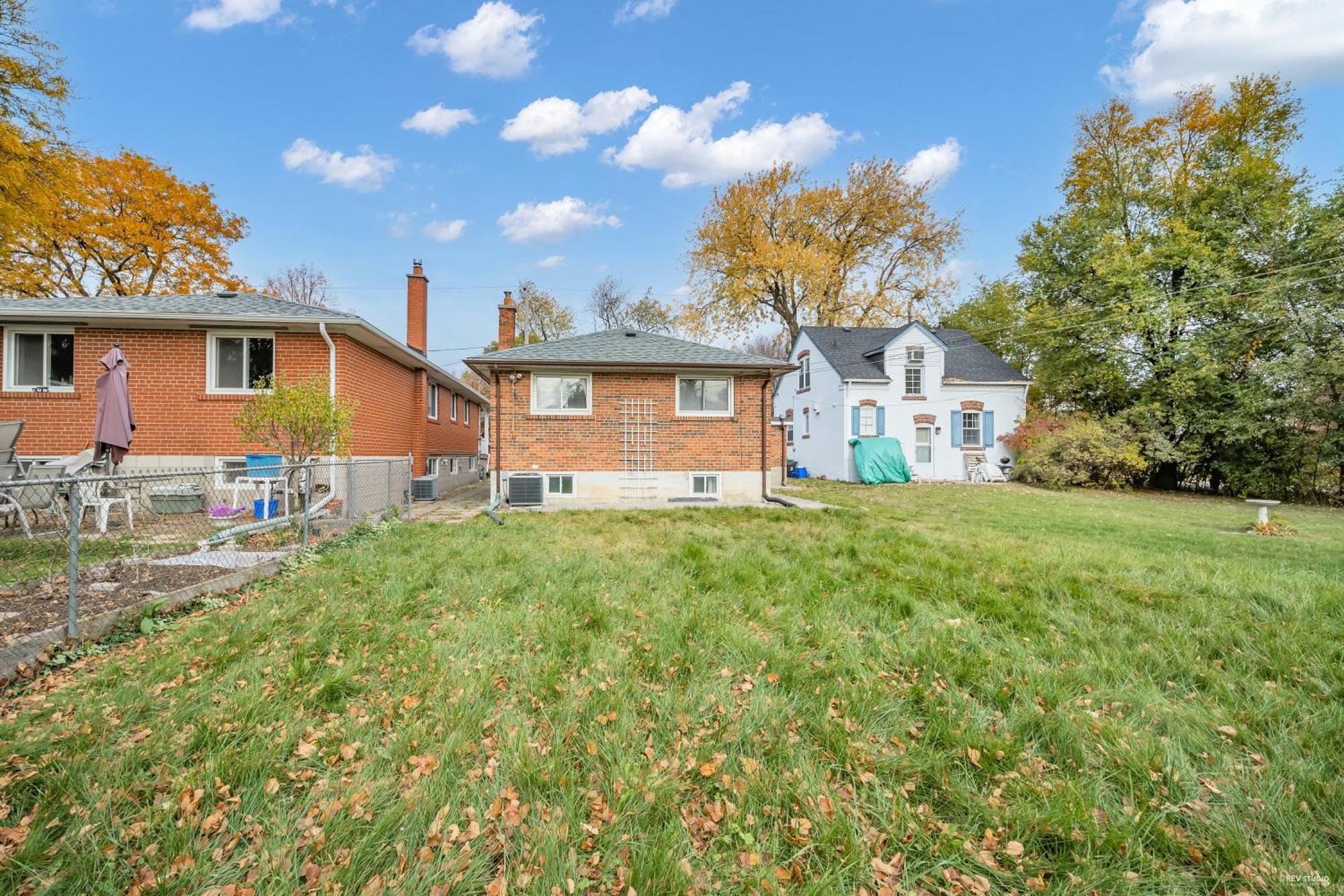 Luxury Renovated House In Prime Location With Parking Toronto