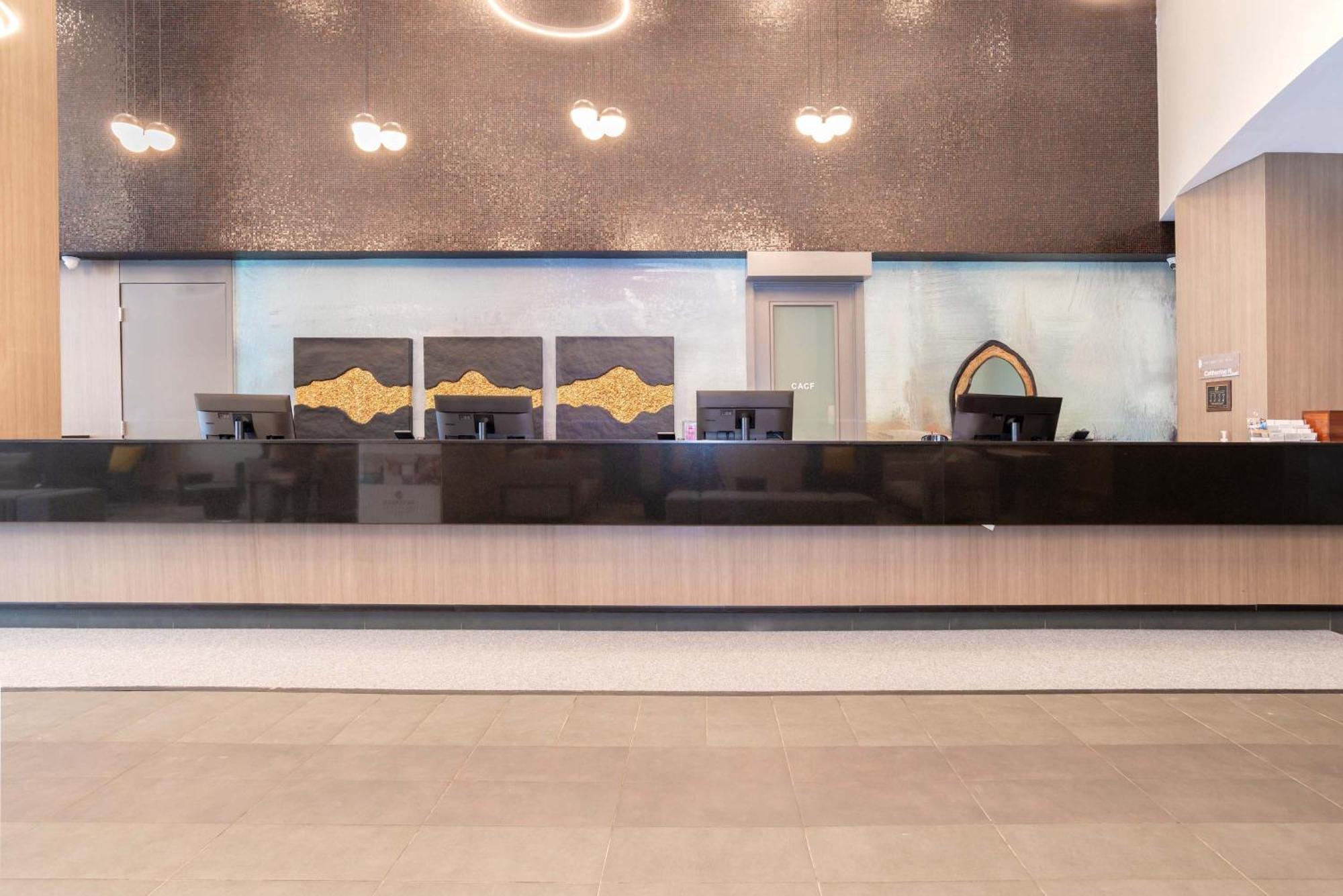 Hotel Sandman Signature Airport 4*