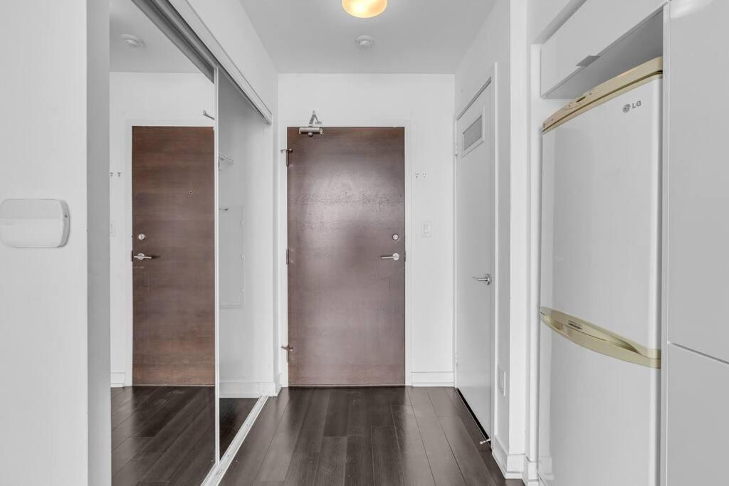 Apartment Stylish - Free Parking & Lake View Toronto