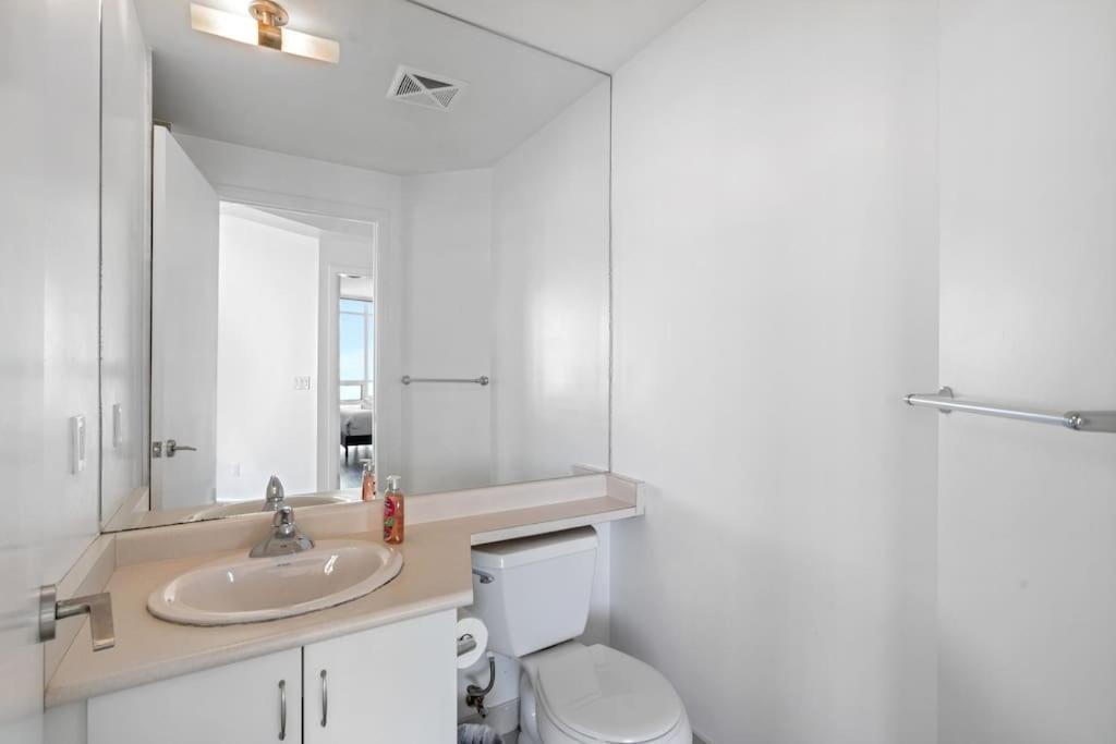 1bdrm Comfort Away From With Parking-downtown * Toronto