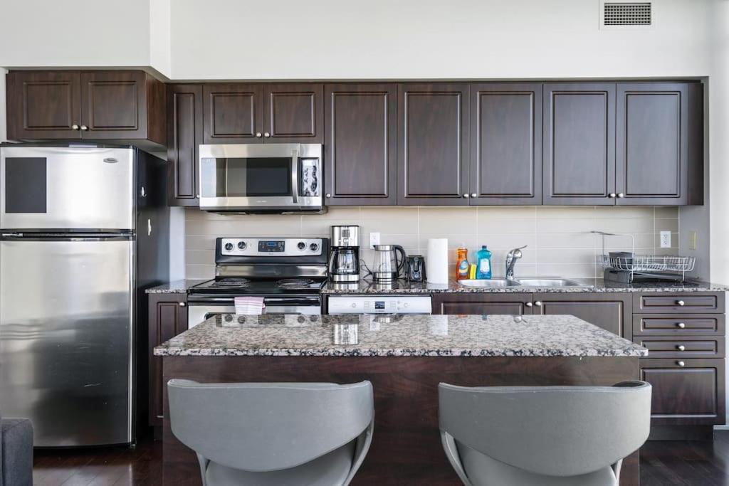 Apartment 1bdrm Comfort Away From With Parking-downtown *