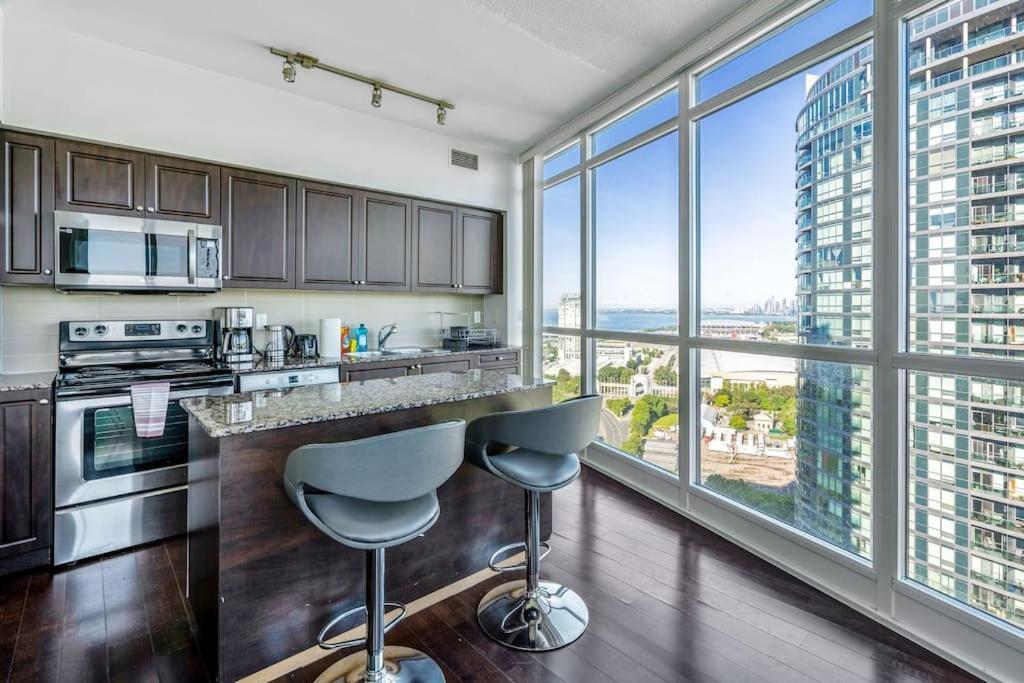 1bdrm Comfort Away From With Parking-downtown * Toronto