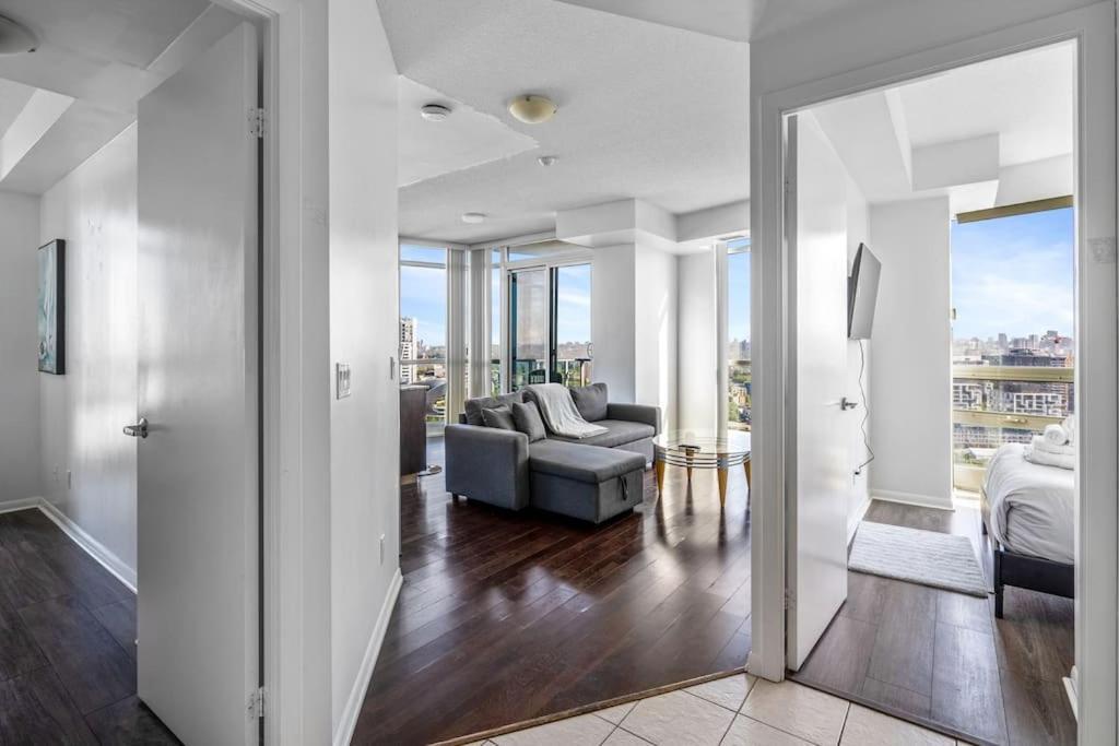 Apartment 1bdrm Comfort Away From With Parking-downtown Toronto