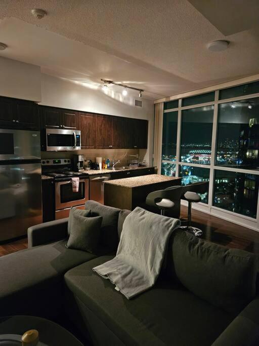 Apartment 1bdrm Comfort Away From With Parking-downtown *