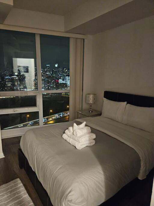 1bdrm Comfort Away From With Parking-downtown Toronto