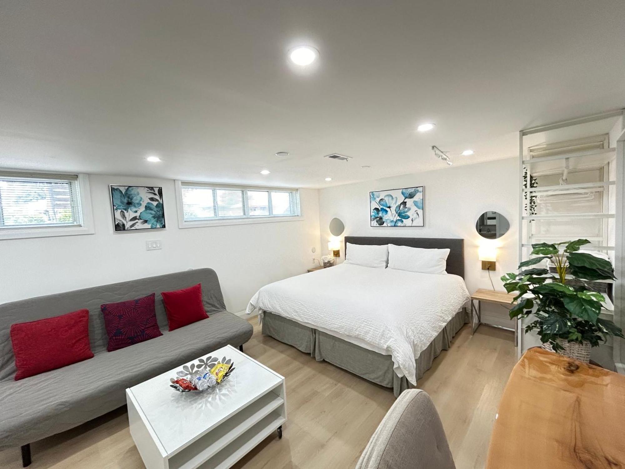 Homestay Modern Lux Rooms - Kingbed - Near Sheppard W Station