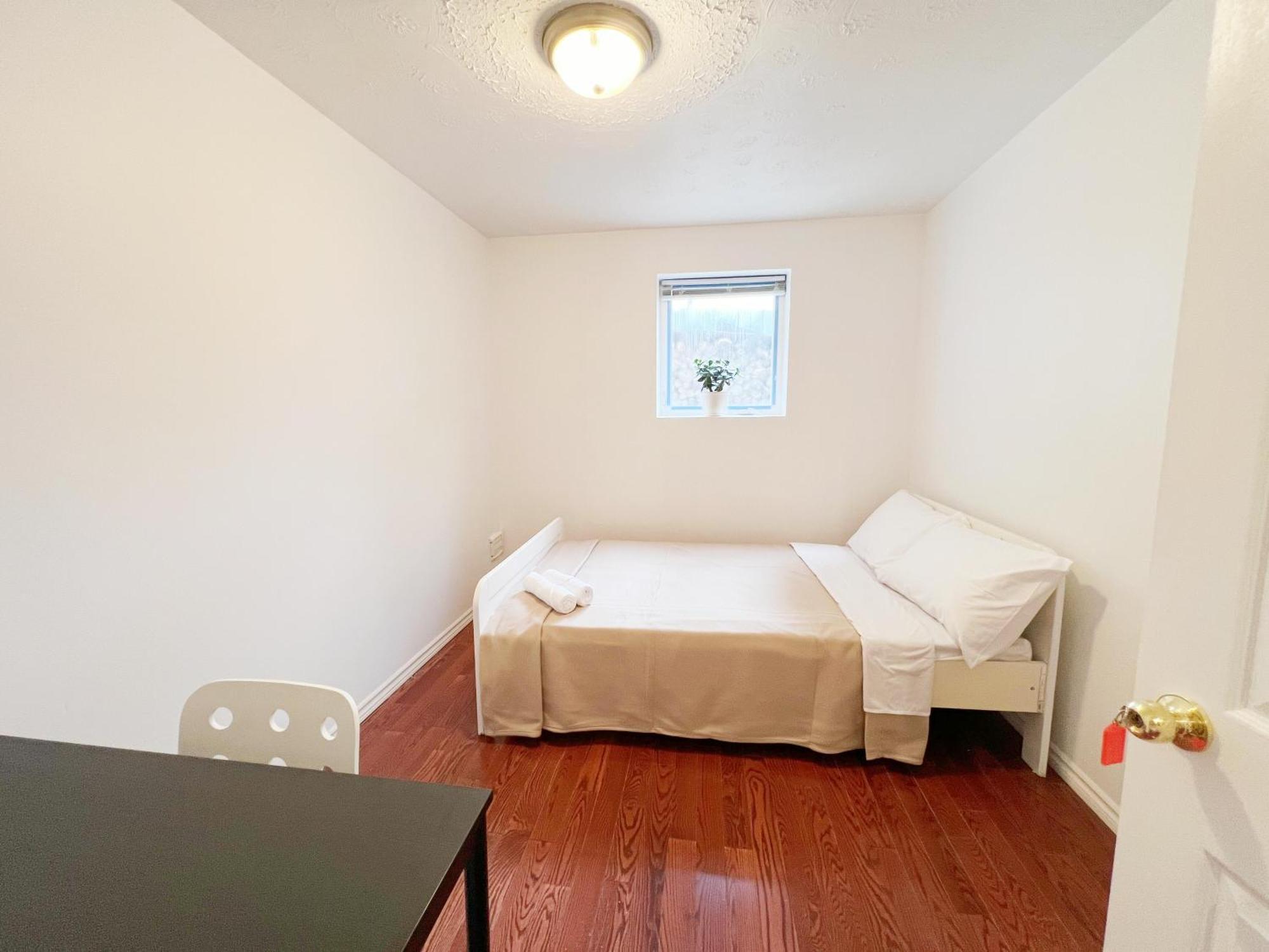 Homestay Vihome-34- Double Bed Near Finch And 404 Bsmt Toronto