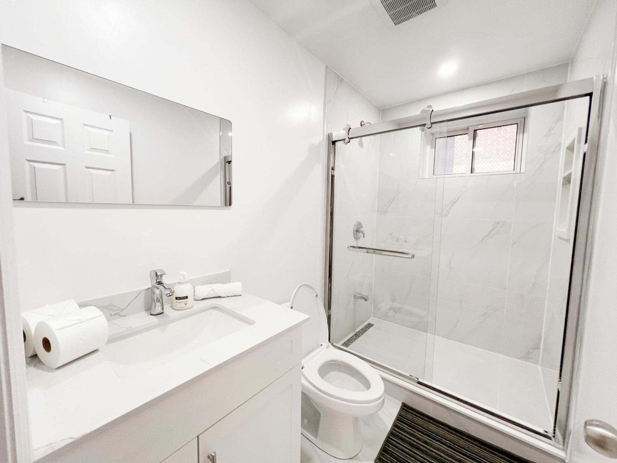 Vihome-34- Double Bed Near Finch And 404 Bsmt Homestay