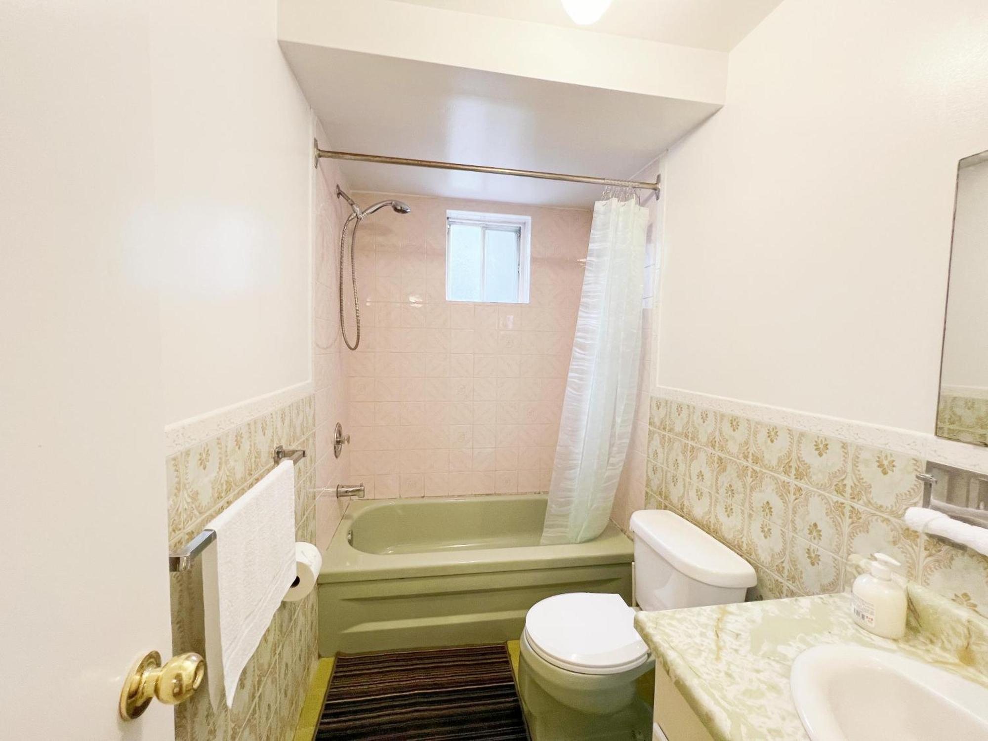 Vihome-34- Double Bed Near Finch And 404 Bsmt Homestay *
