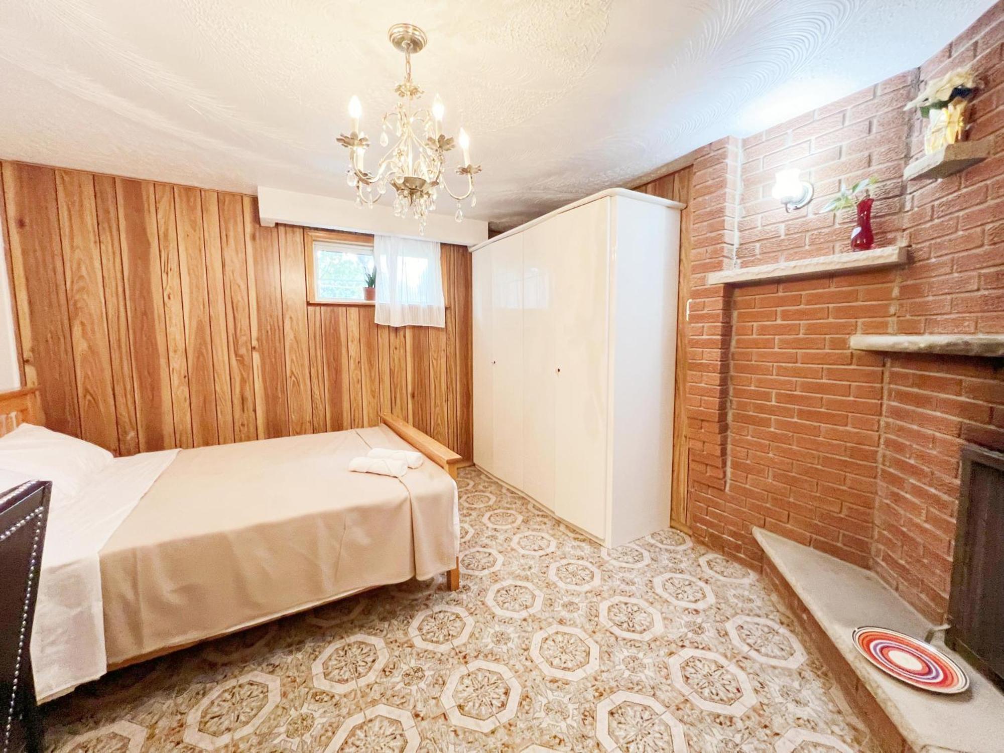 Vihome-34- Double Bed Near Finch And 404 Bsmt Toronto