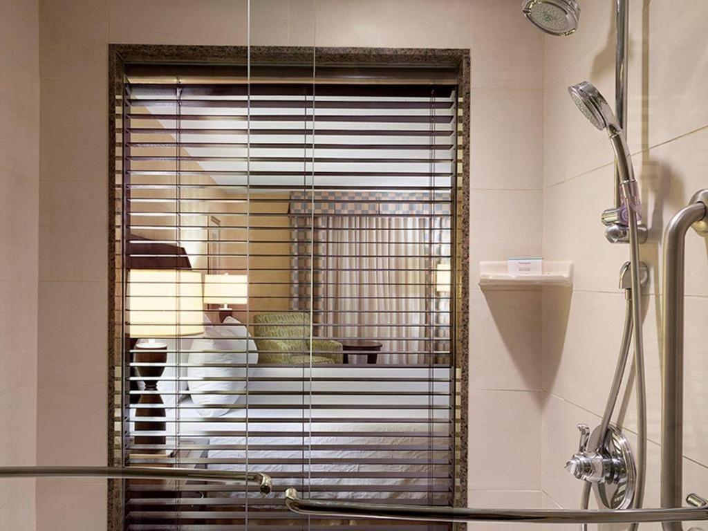 Revery Downtown, Curio Collection By Hilton 4* Toronto