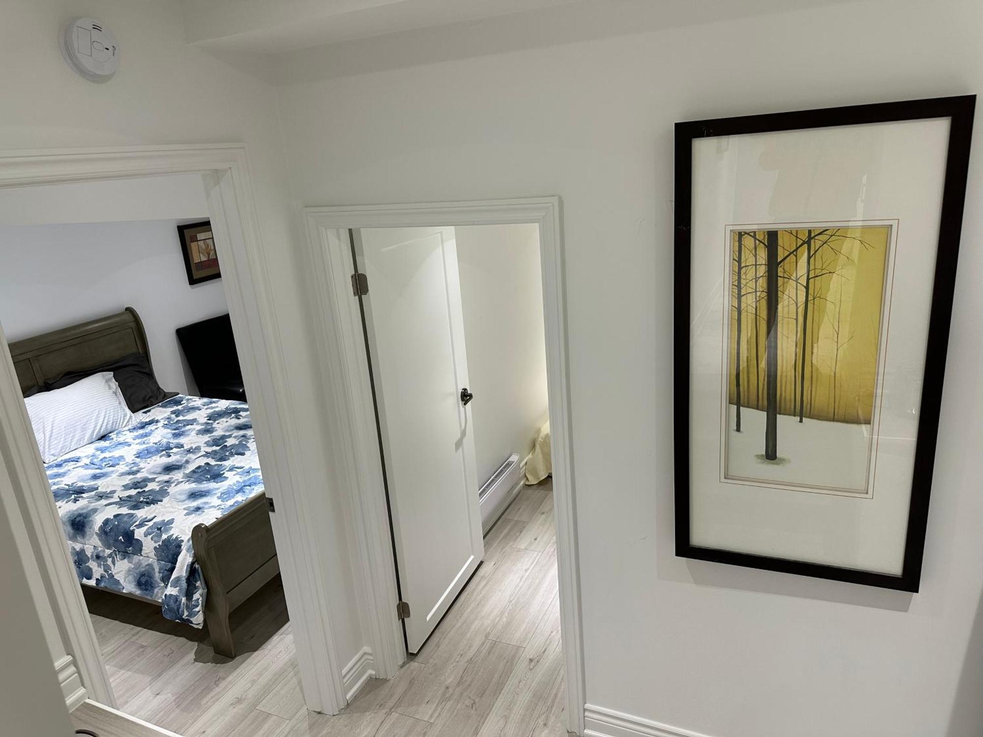 Guest house Double Bedroom On Up Or 3 Bedrooms In Basement Near Eglinton Subway Station *