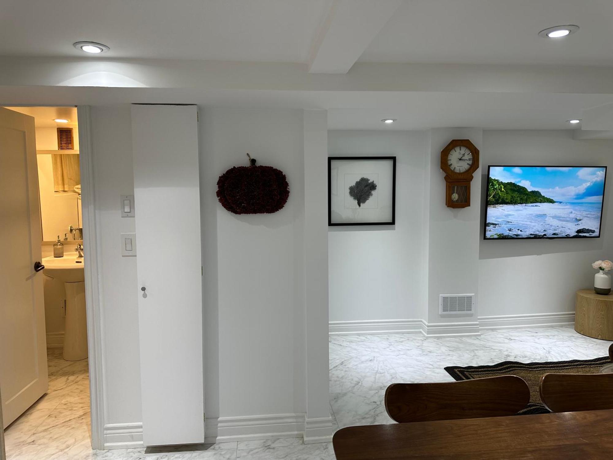 Double Bedroom On Up Or 3 Bedrooms In Basement Near Eglinton Subway Station