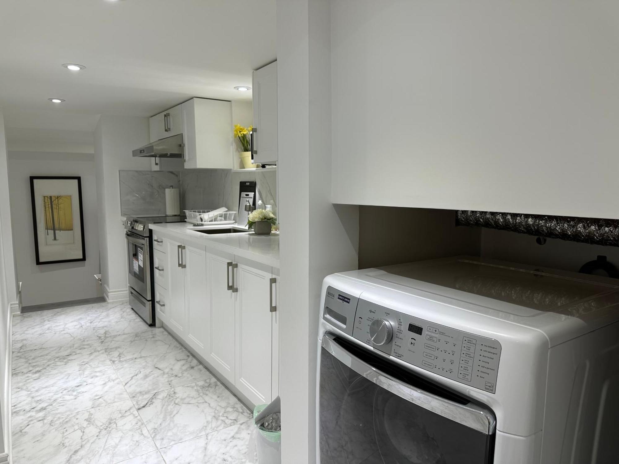 Double Bedroom On Up Or 3 Bedrooms In Basement Near Eglinton Subway Station Guest house