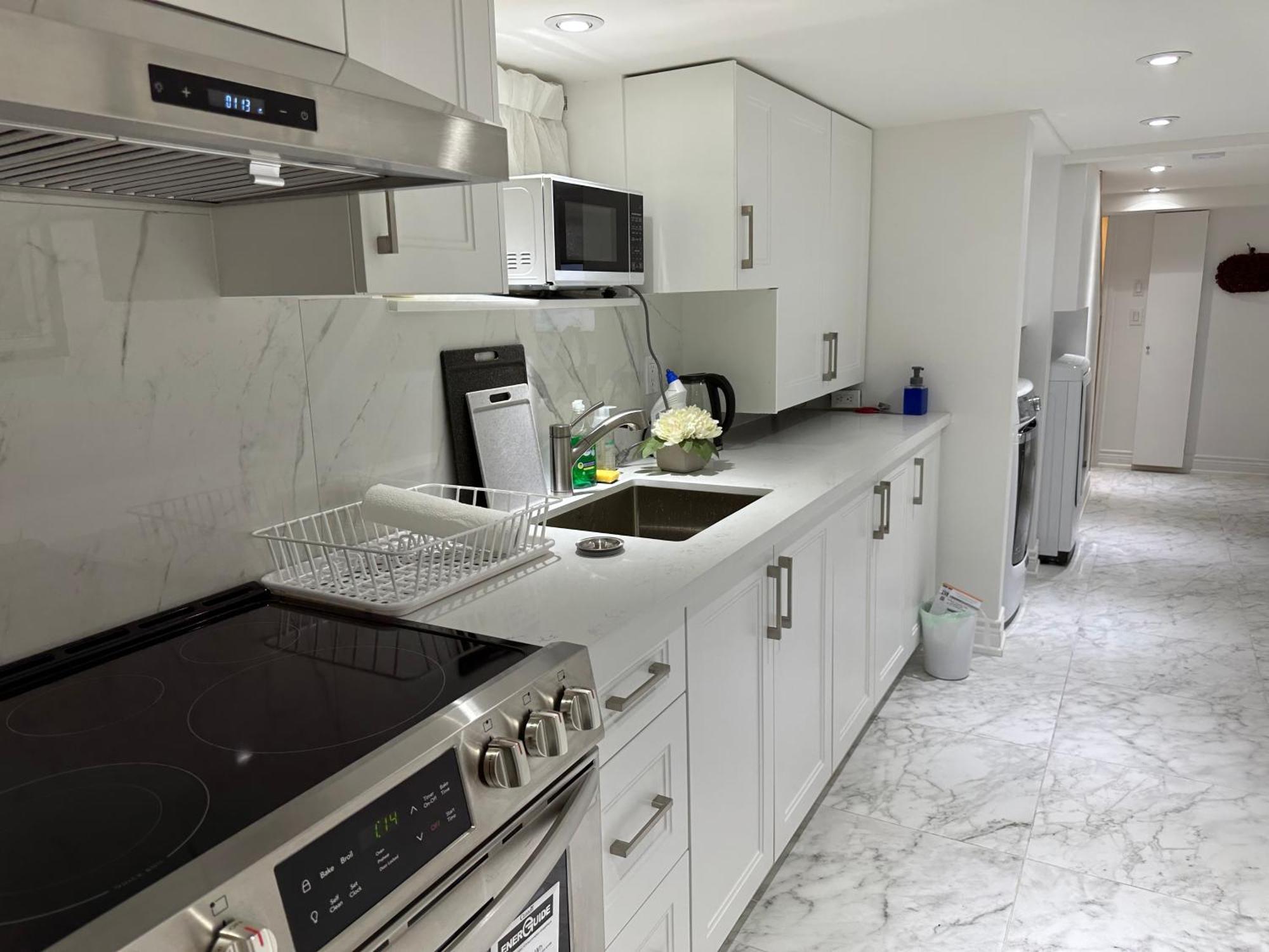 Double Bedroom On Up Or 3 Bedrooms In Basement Near Eglinton Subway Station Guest house *