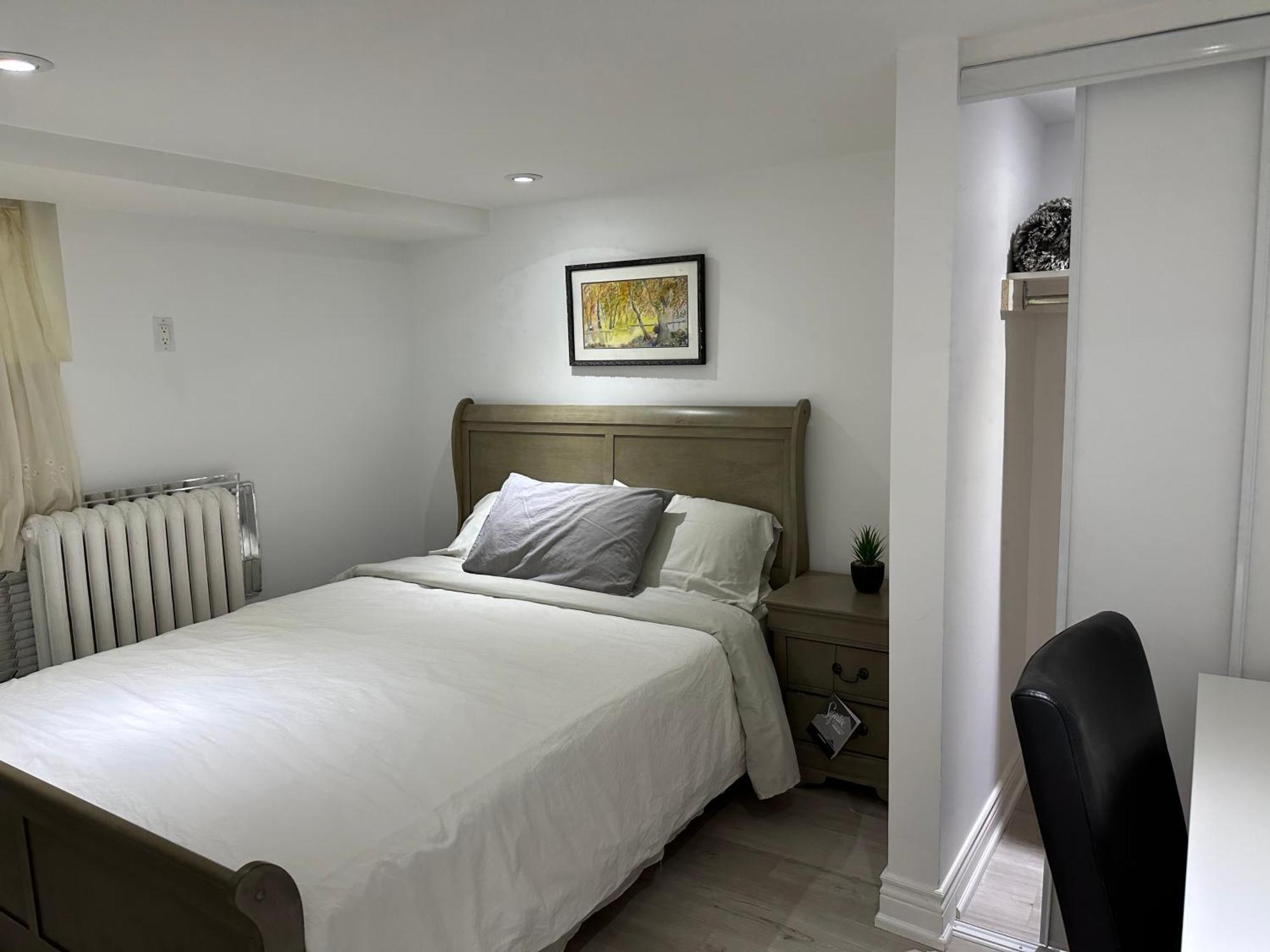 Double Bedroom On Up Or 3 Bedrooms In Basement Near Eglinton Subway Station Guest house