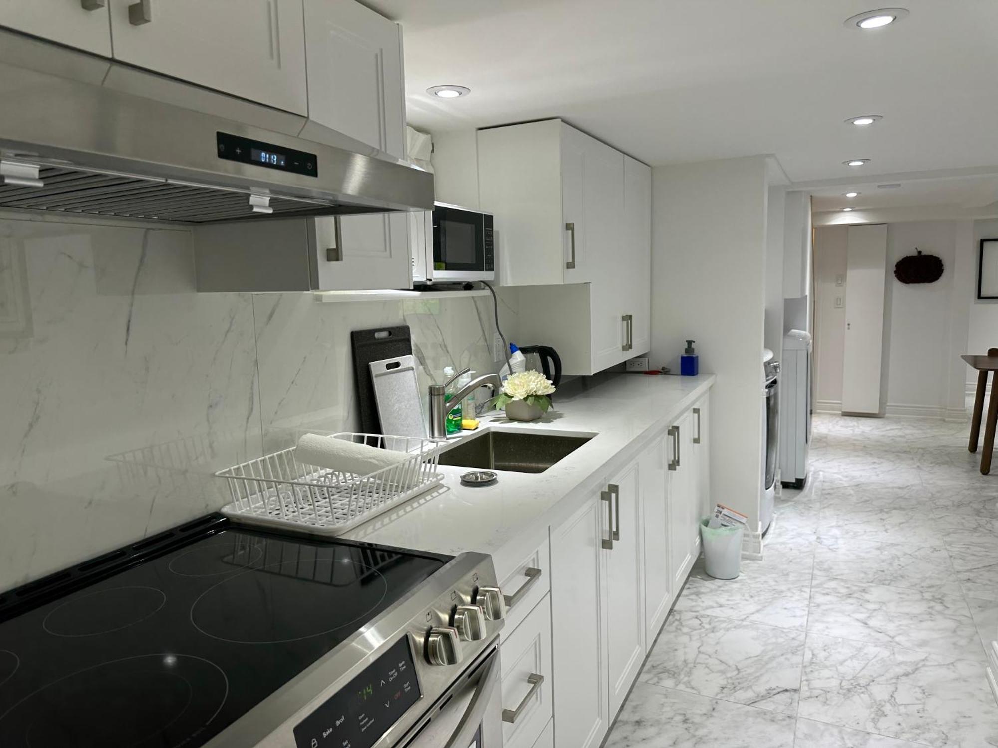 Double Bedroom On Up Or 3 Bedrooms In Basement Near Eglinton Subway Station Guest house *