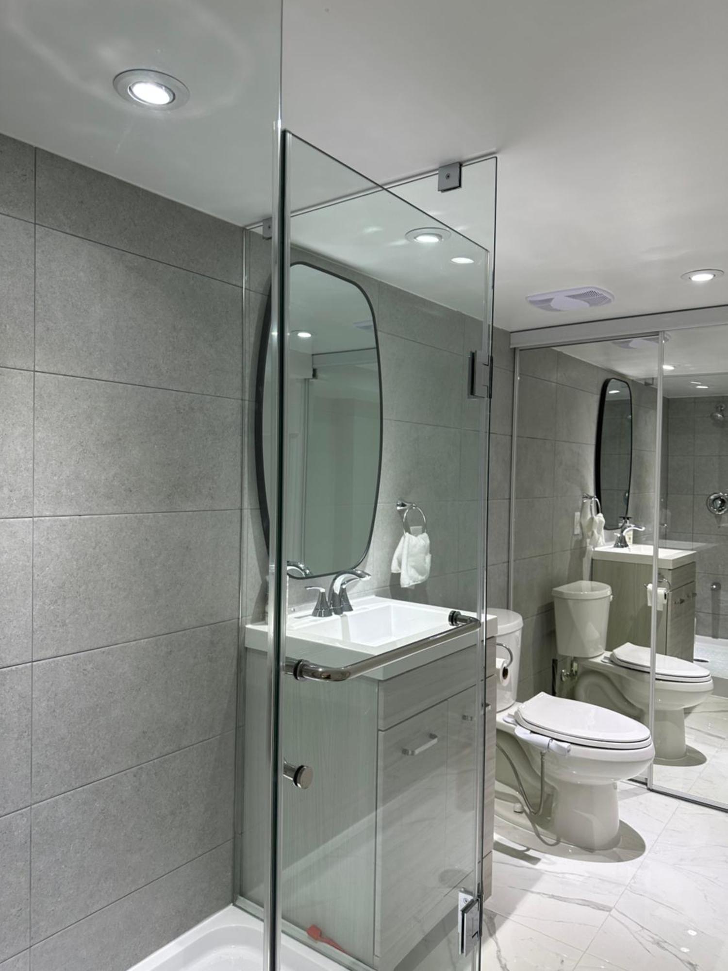Guest house Double Bedroom On Up Or 3 Bedrooms In Basement Near Eglinton Subway Station *