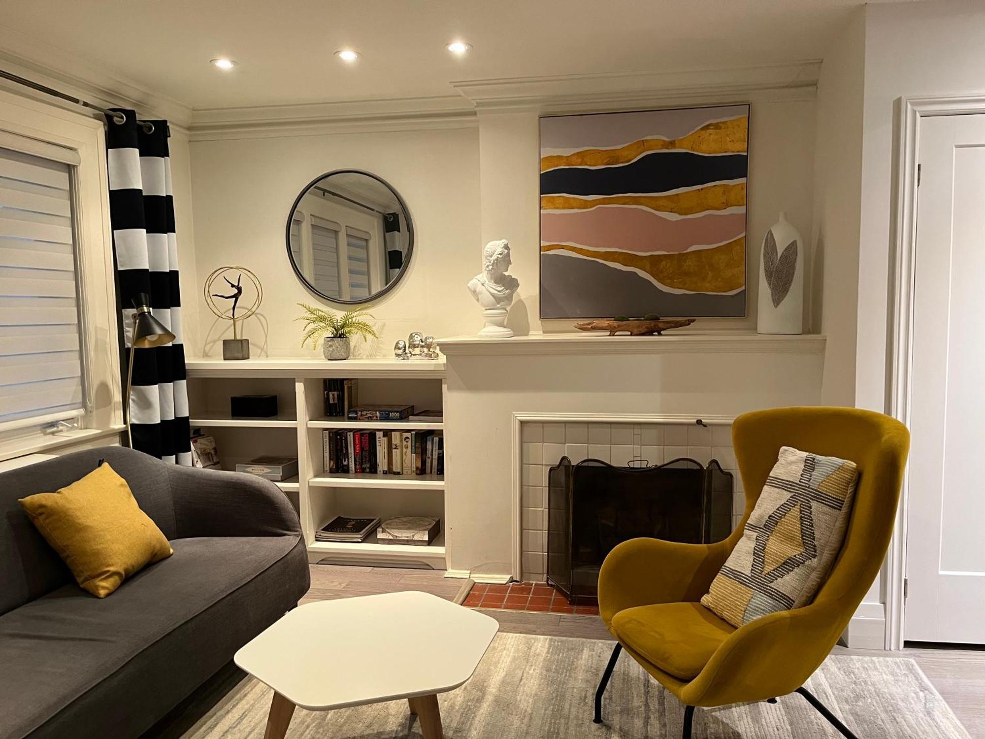 Guest house Double Bedroom On Up Or 3 Bedrooms In Basement Near Eglinton Subway Station Toronto