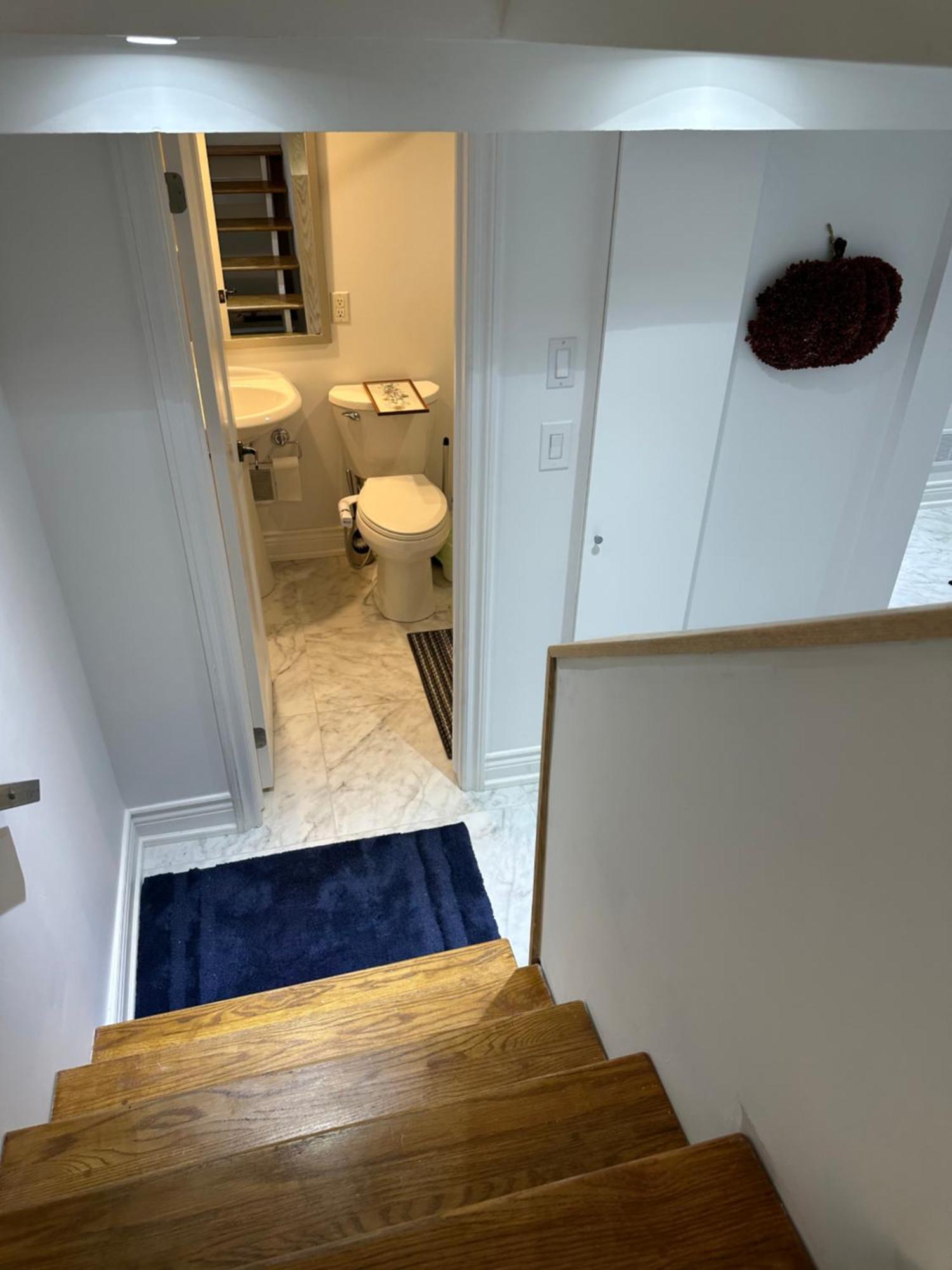 Double Bedroom On Up Or 3 Bedrooms In Basement Near Eglinton Subway Station Guest house