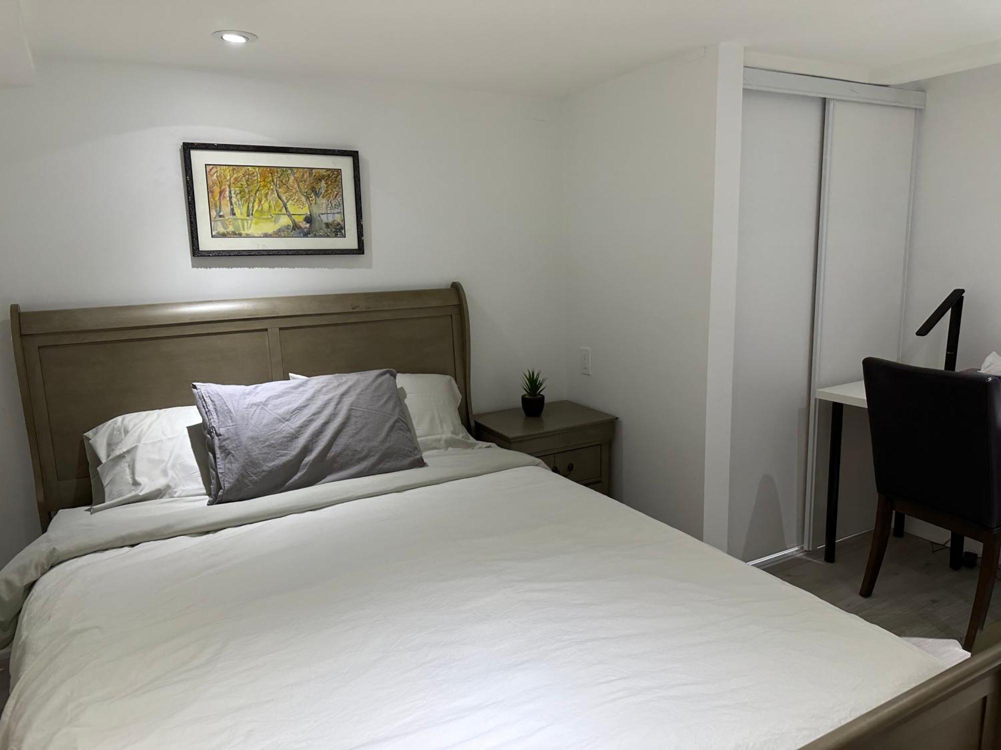 Guest house Double Bedroom On Up Or 3 Bedrooms In Basement Near Eglinton Subway Station *