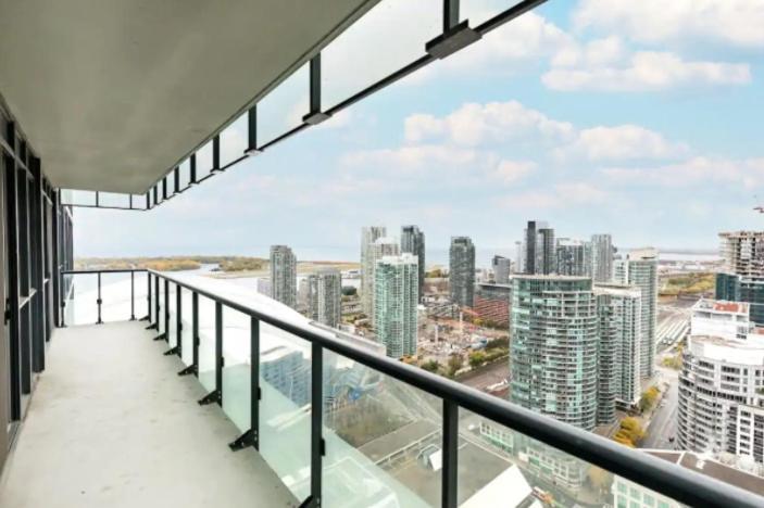 Skyline Serenity 2 Bed 2 Bath * Toronto