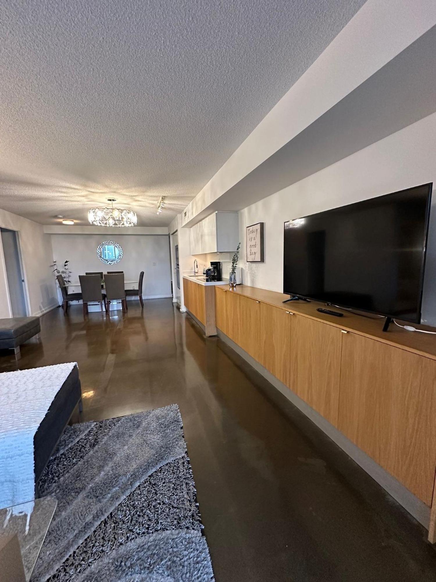 Downtown Luxurious Stylish 3 Bedroom 3 Bath 2 Balconies Near Rogers Centre Lakeview Apartment Toronto