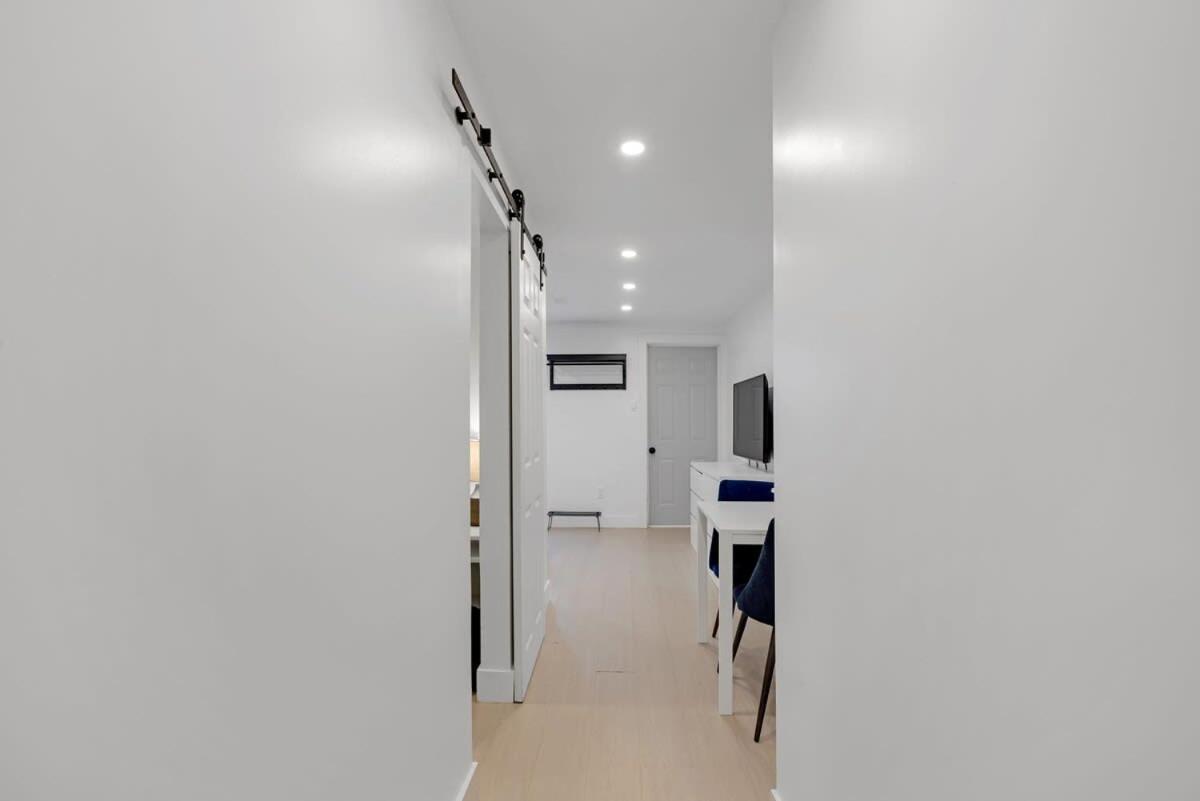 Cozy Lower Level In Trendy Neighbourhood *