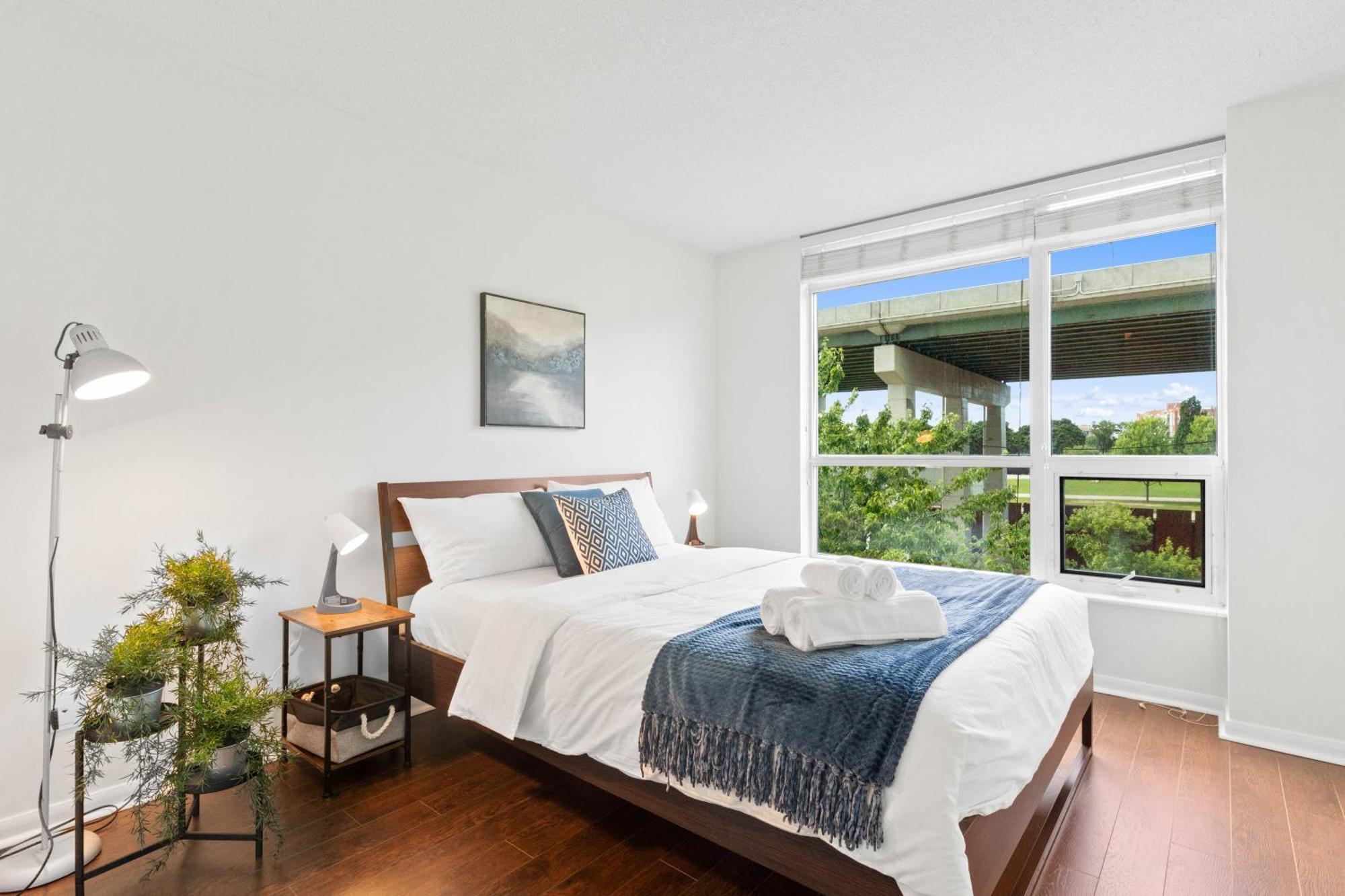 Modern 2br Downtown Condo, Lakeshore, Exhibition Place, York Apartment