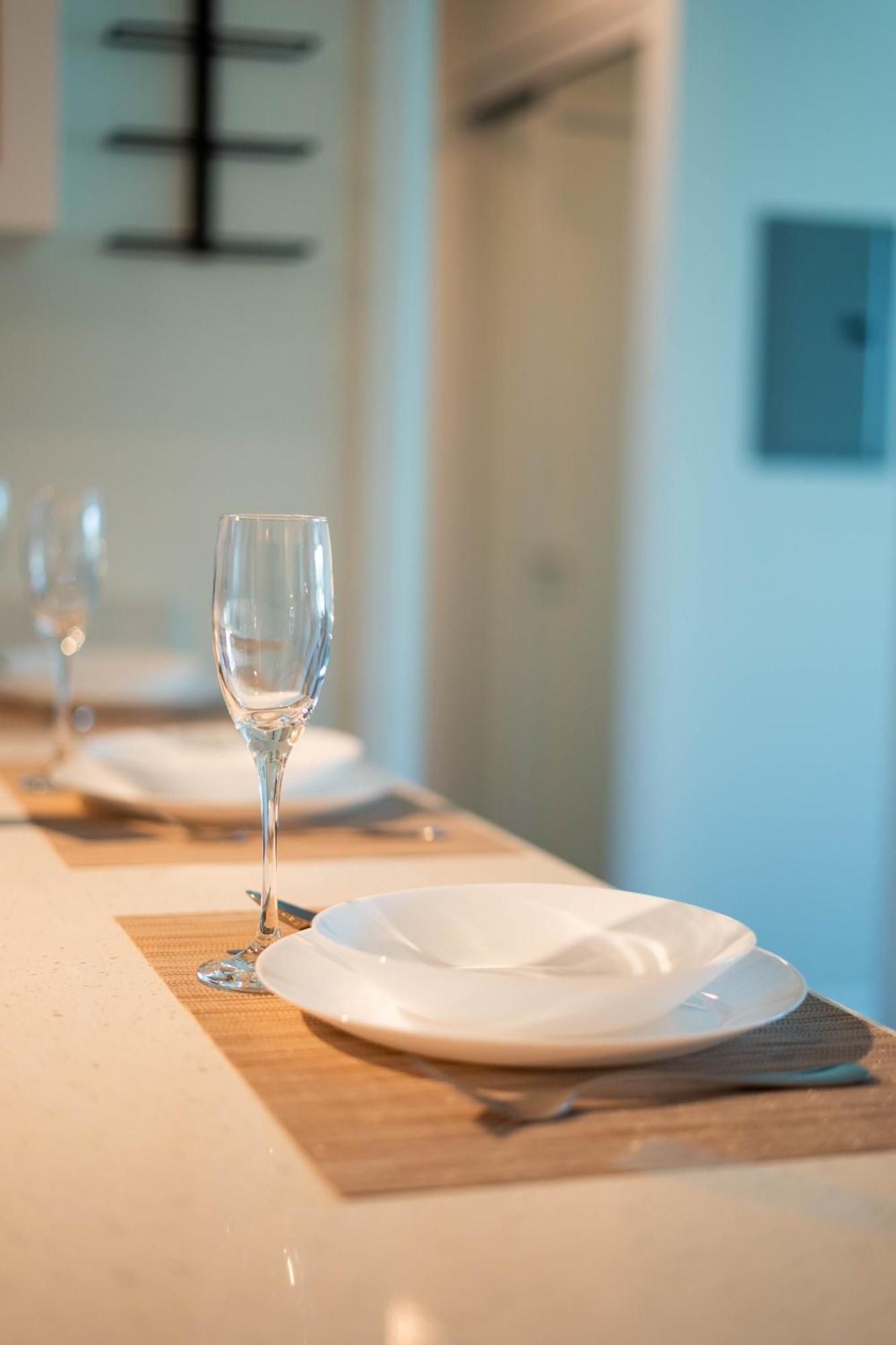 Modern 2br Downtown Condo, Lakeshore, Exhibition Place, York