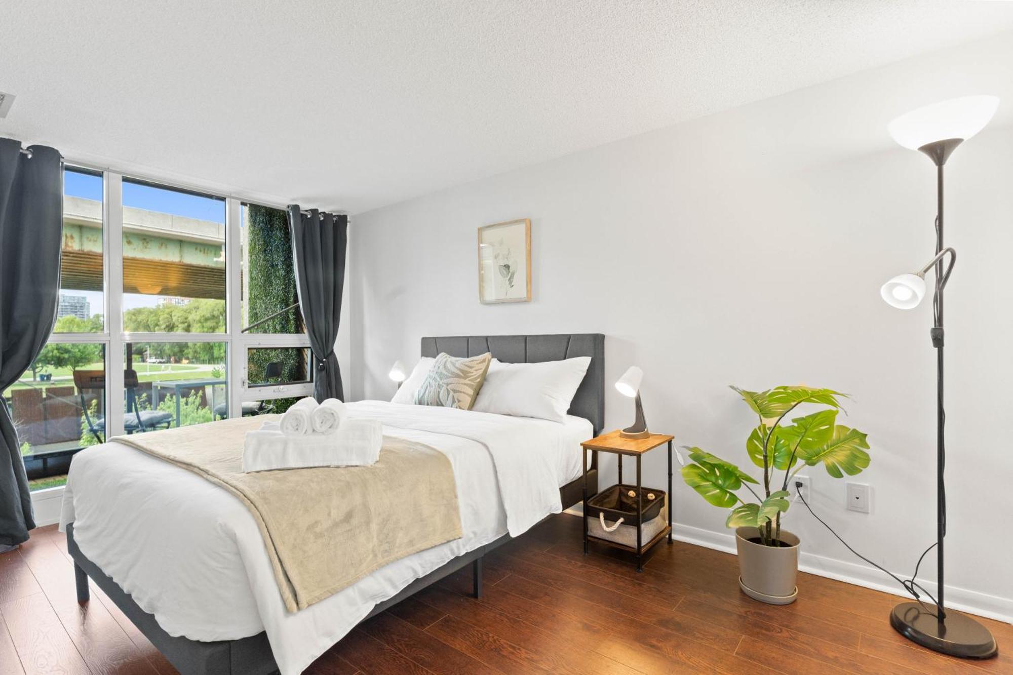 Modern 2br Downtown Condo, Lakeshore, Exhibition Place, York * Toronto