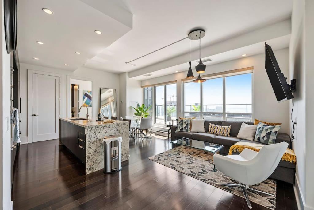 5-star Panoramic View And Large Terrace By Cn Tower Apartment