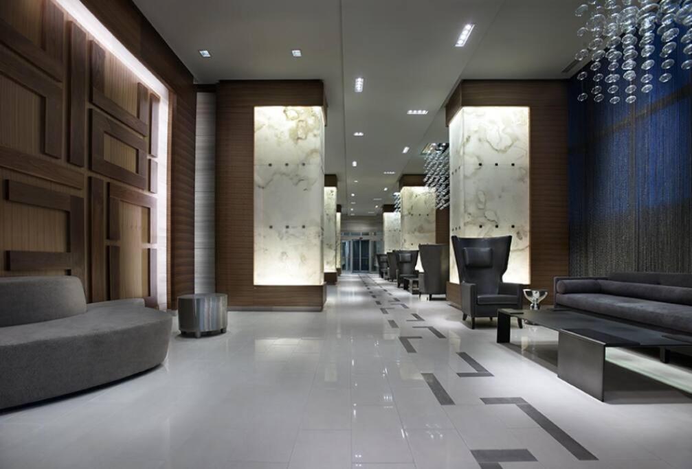 5-star Panoramic View And Large Terrace By Cn Tower Apartment Toronto