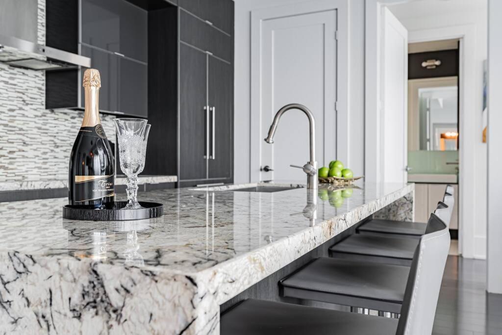 5-star Panoramic View And Large Terrace By Cn Tower Apartment Toronto