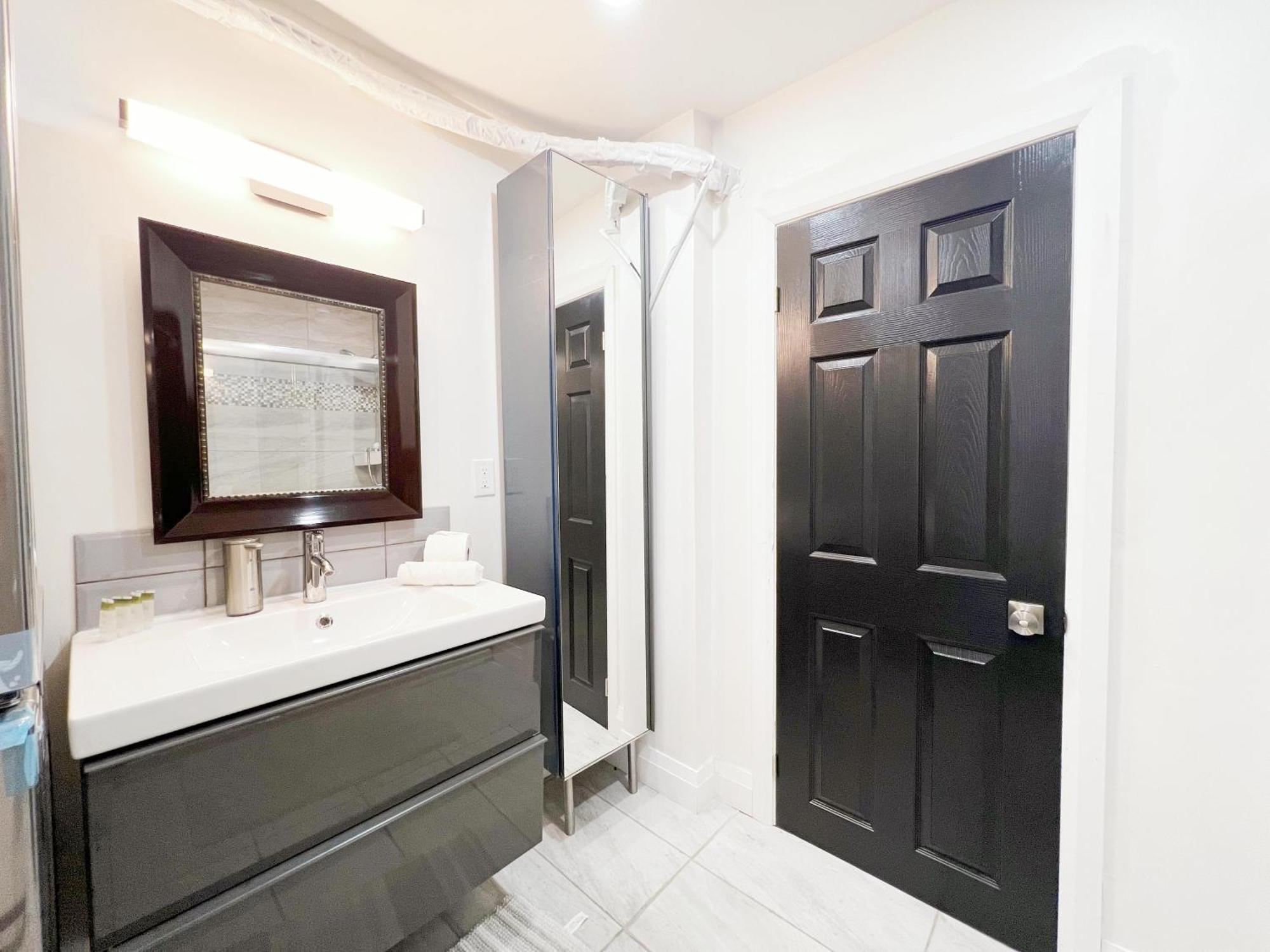 Homestay Vihome-22m- Cozy Nice Townhouse In Dt Near Wellesley And Jarvis