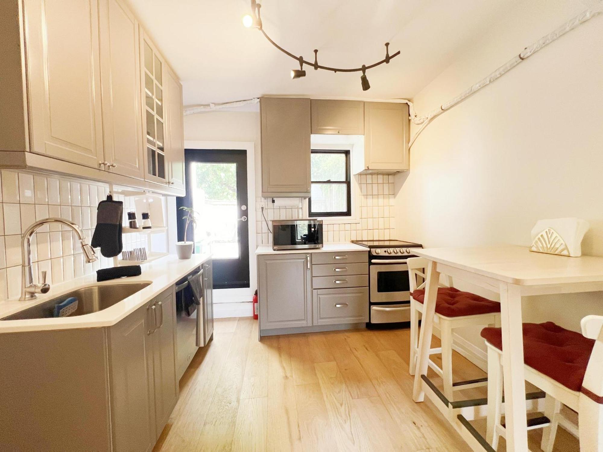 Vihome-22m- Cozy Nice Townhouse In Dt Near Wellesley And Jarvis Homestay Toronto