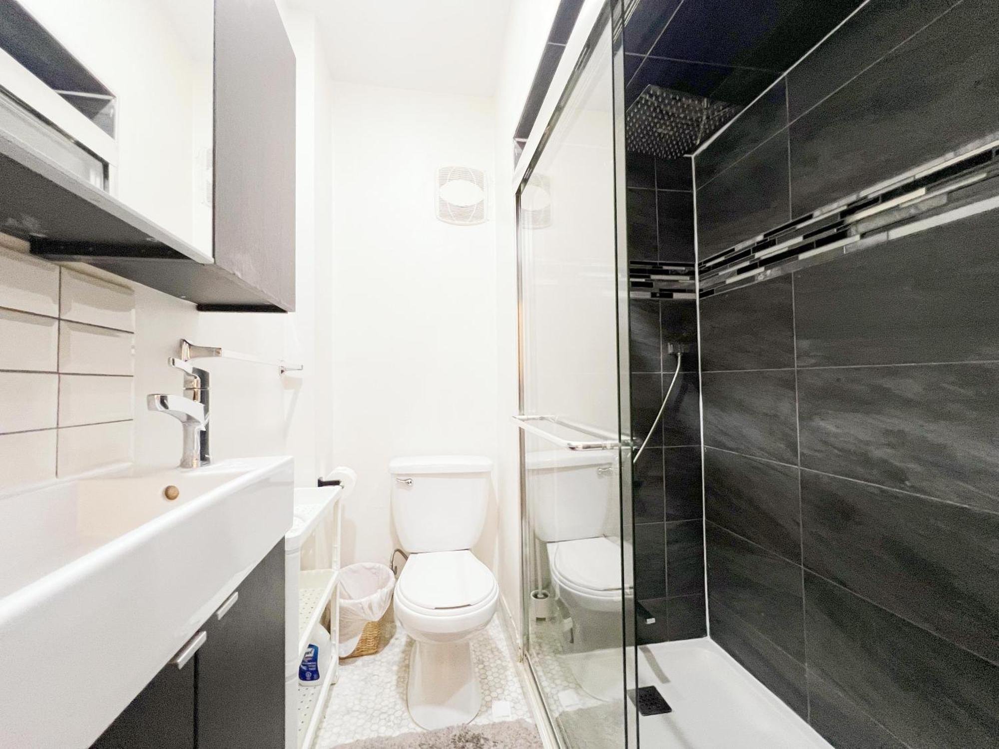 Homestay Vihome-22m- Cozy Nice Townhouse In Dt Near Wellesley And Jarvis Toronto