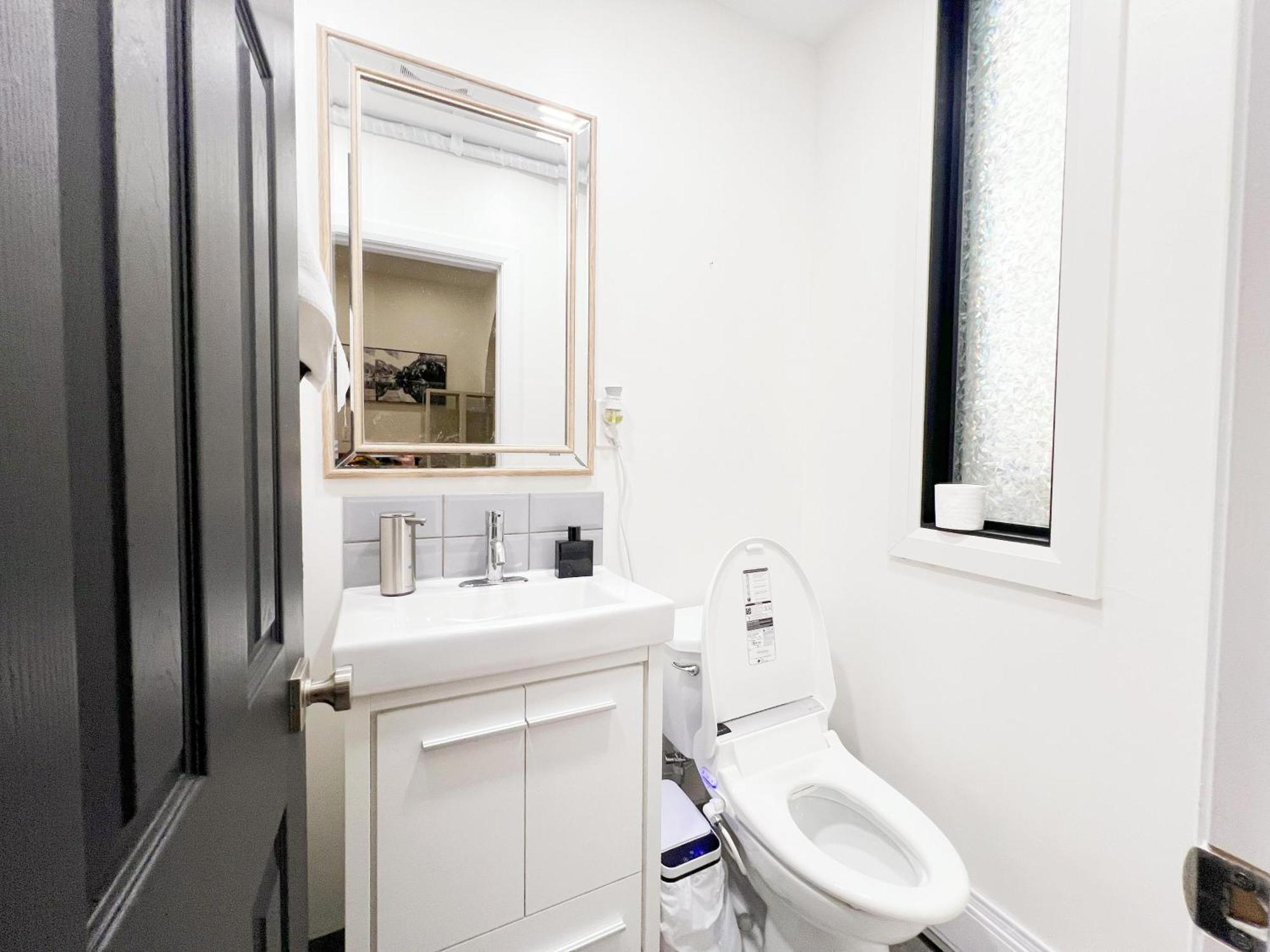 Vihome-22m- Cozy Nice Townhouse In Dt Near Wellesley And Jarvis Homestay Toronto