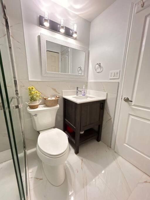 Super Luxury Family - 3 Bedrooms, 1 Full Bathroom And 1 Half Washroom With Free Parking, Wifi, Netflix Holiday home