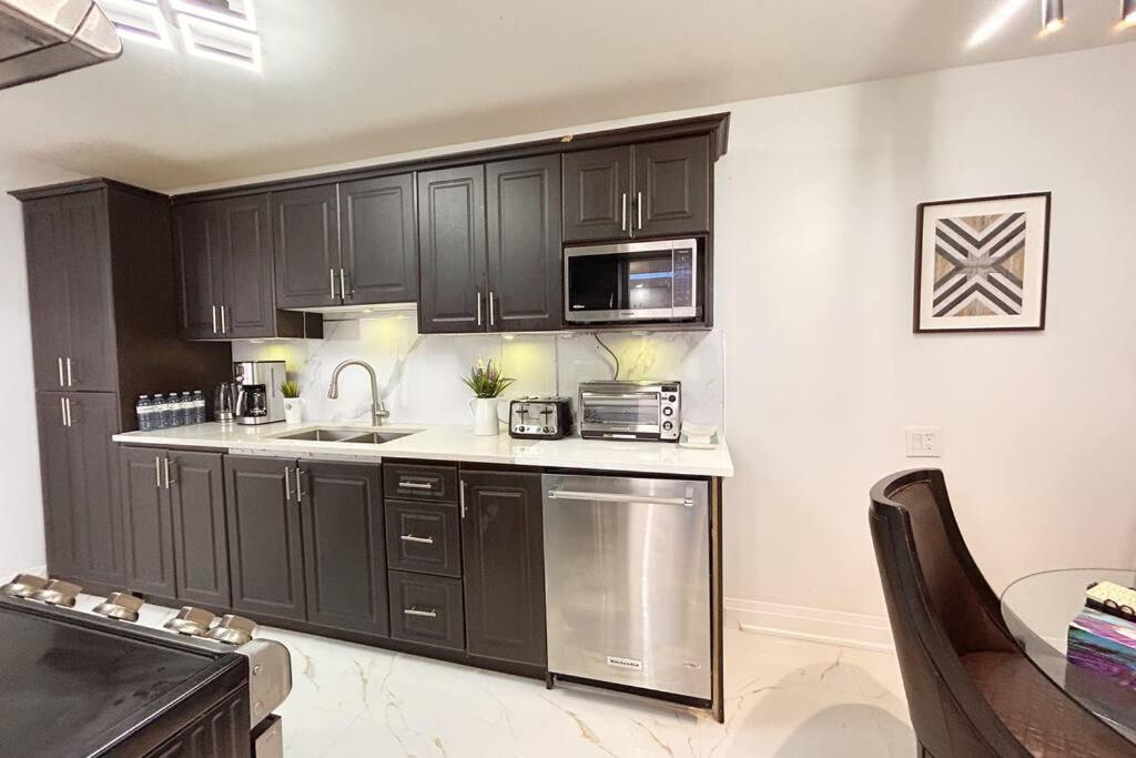 Super Luxury Family - 3 Bedrooms, 1 Full Bathroom And 1 Half Washroom With Free Parking, Wifi, Netflix Holiday home Toronto