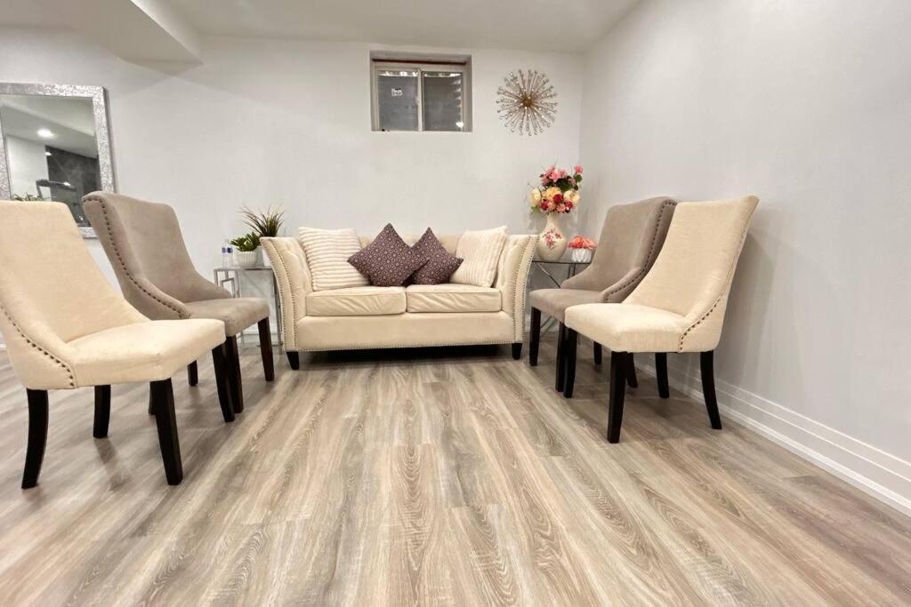 Holiday home Super Luxury Family - 3 Bedrooms, 1 Full Bathroom And 1 Half Washroom With Free Parking, Wifi, Netflix *