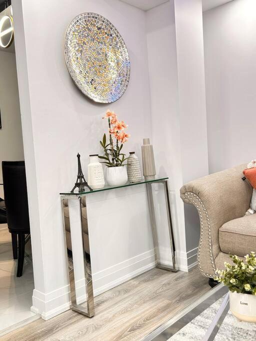 Super Luxury Family - 3 Bedrooms, 1 Full Bathroom And 1 Half Washroom With Free Parking, Wifi, Netflix Ferienhaus Toronto