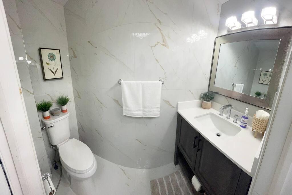Holiday home Super Luxury Family - 3 Bedrooms, 1 Full Bathroom And 1 Half Washroom With Free Parking, Wifi, Netflix Toronto